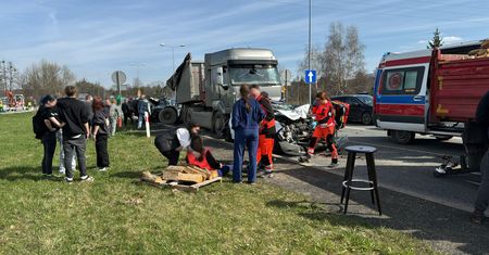 Mercedes wbił się pod naczepę. Kierowca zginął na miejscu