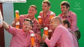"Lewy" bez krępowania pozował z kuflem piwa, a z nim koledzy z Bayernu