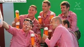 "Lewy" bez krępowania pozował z kuflem piwa, a z nim koledzy z Bayernu