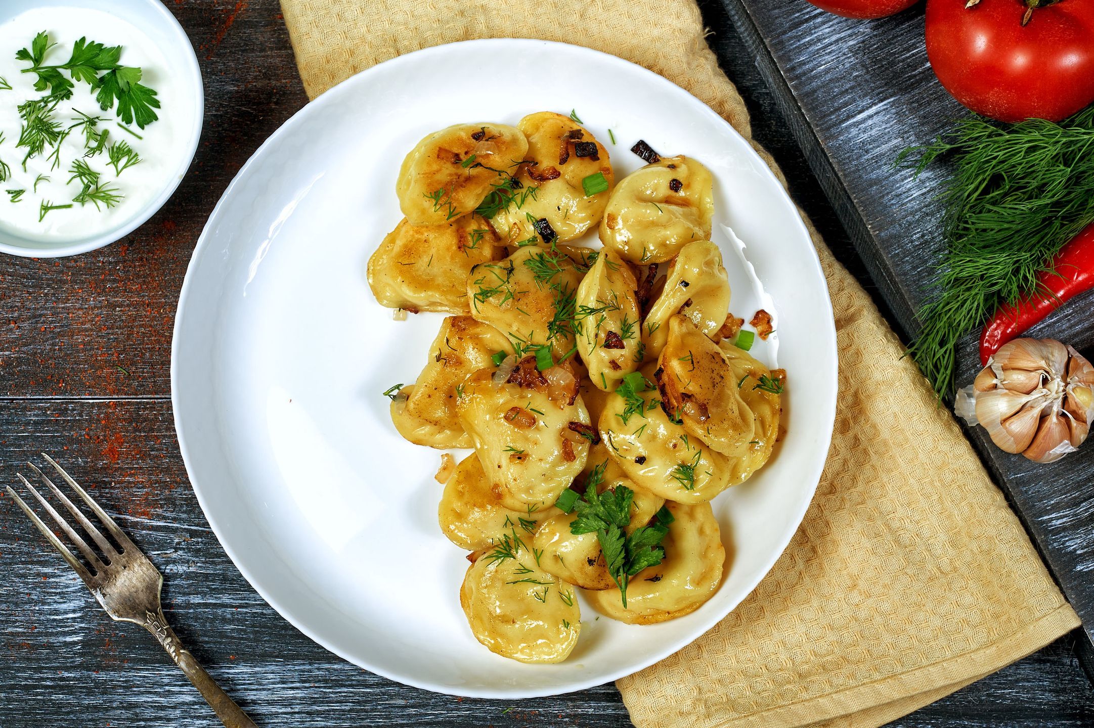 Odsmażone pierogi na talerzu