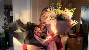 Anglicy piszą o Polce. "Zakrywa twarz po strasznym wypadku"