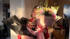 Anglicy piszą o Polce. "Zakrywa twarz po strasznym wypadku"