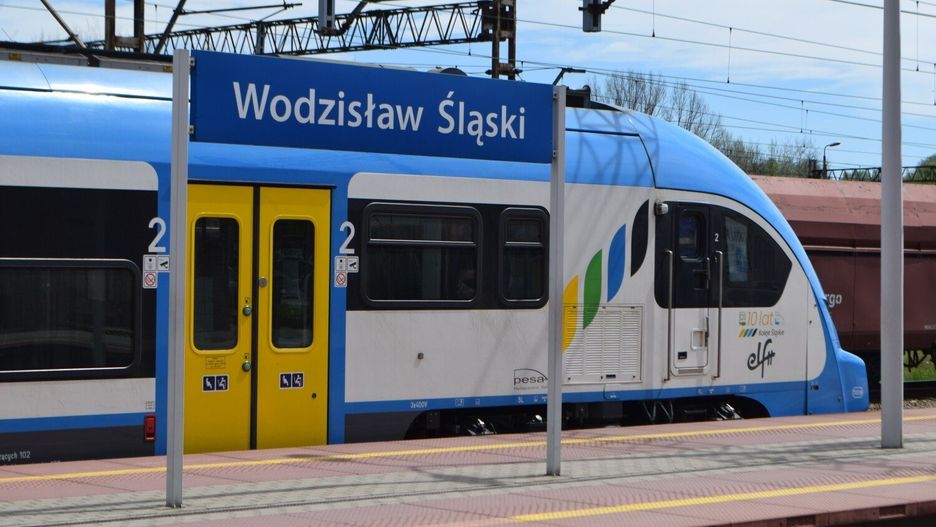 Jak przekazują w PKP PLK, w związku z uszkodzeniem sieci trakcyjnej, od granicy Polski i Czech - do Wodzisławia wprowadzona została komunikacja zastępcza, autobusami.