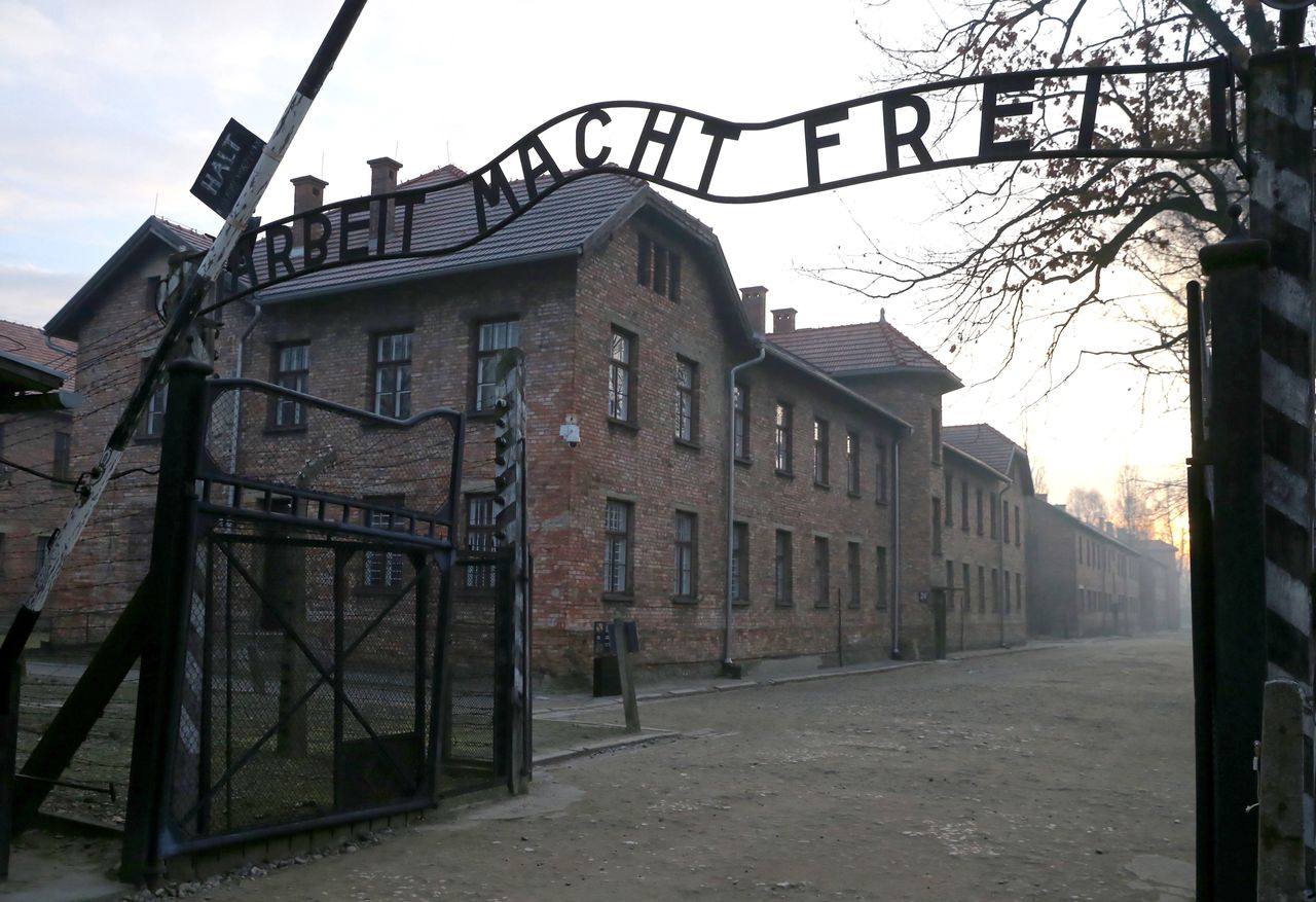 17-jähriger Israeli zeigt Hitlergruß in Auschwitz: Geldstrafe verhängt