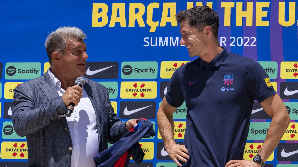 Getty Images / Eric Espada / Na zdjęciu od lewej: Joan Laporta i Robert Lewandowski