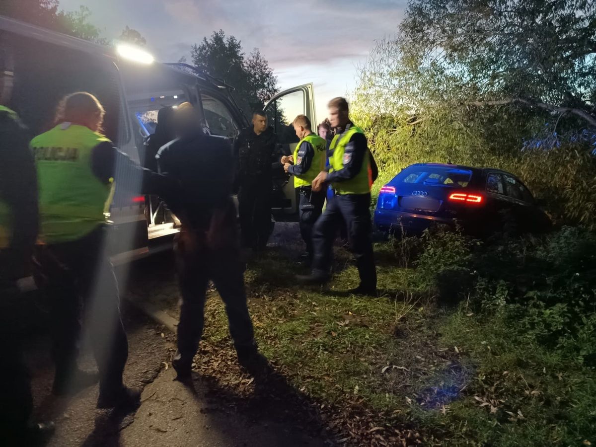 Zakończył ucieczkę w rowie. Gdy wysiadał, próbował jeszcze dopić piwo