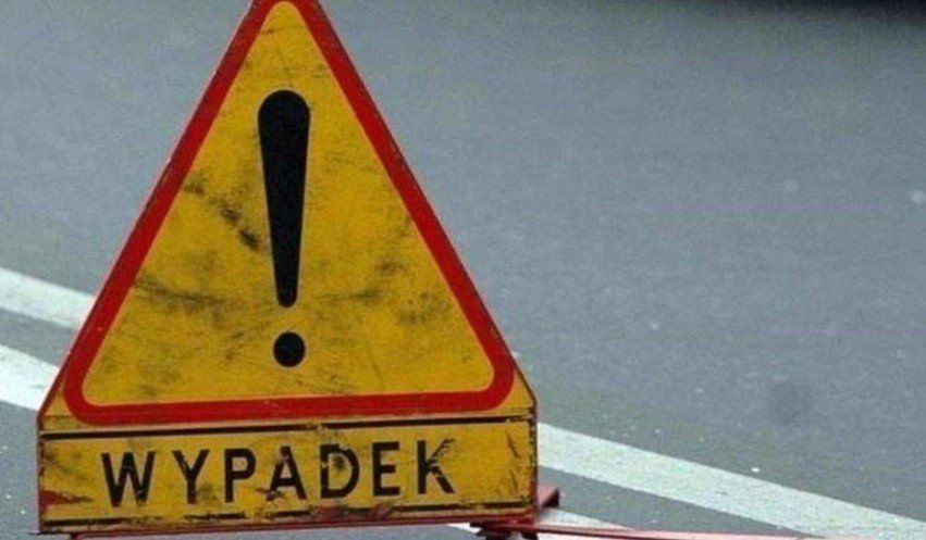 Obierwia: Opel wjechał do przydrożnego rowu