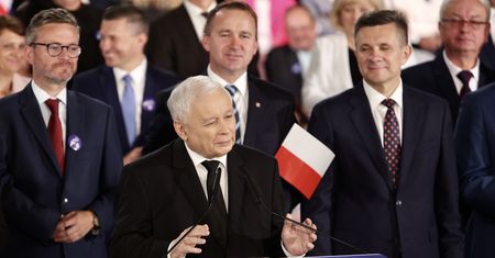 Jarosław Kaczyński znów straszy. "Chcą, żeby  koleje nie były polskie"