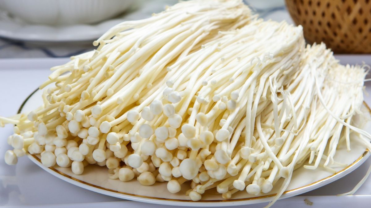Grzyby enoki na talerzu