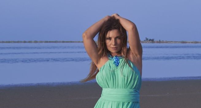 „Z Tobą do gwiazd” - nowy teledysk Magdy Femme z Tunezją w tle (wideo)