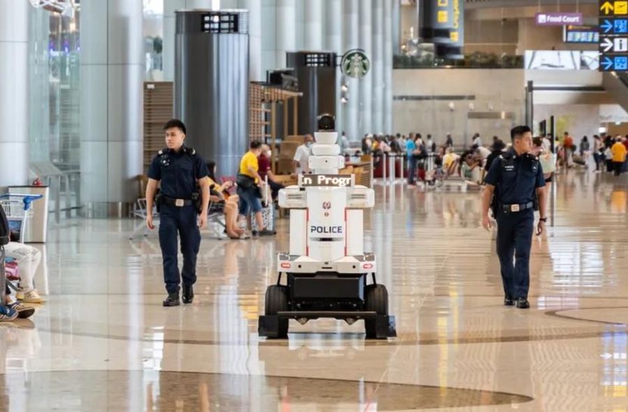 Policyjne roboty na lotnisku w Singapurze