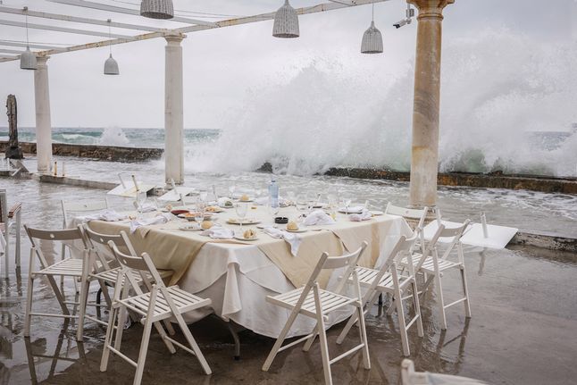 Rodzinna kolacja w restauracji w Maladze przerwana przez sztorm na morzu, 17 kwietnia 2019
