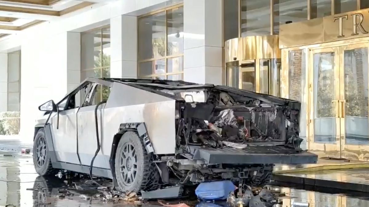A frame grab taken from a drone video released by the Las Vegas Metropolitan Police Department (LVMPD) on 02 January 2025 shows the remains of a Tesla Cybertruck that exploded in front of the Trump Hotel in Las Vegas, Nevada, USA, 01 January 2025. According to authorities, the bed of the truck was filled with gas and fireworks. Law enforcement officials identified the driver, who was killed in the explosion, as Matthew Livelsberger. EPA/LAS VEGAS METROPOLITAN POLICE DEPARTMENT HANDOUT -- BEST QUALITY AVAILABLE --HANDOUT EDITORIAL USE ONLY/NO SALES Dostawca: PAP/EPA.