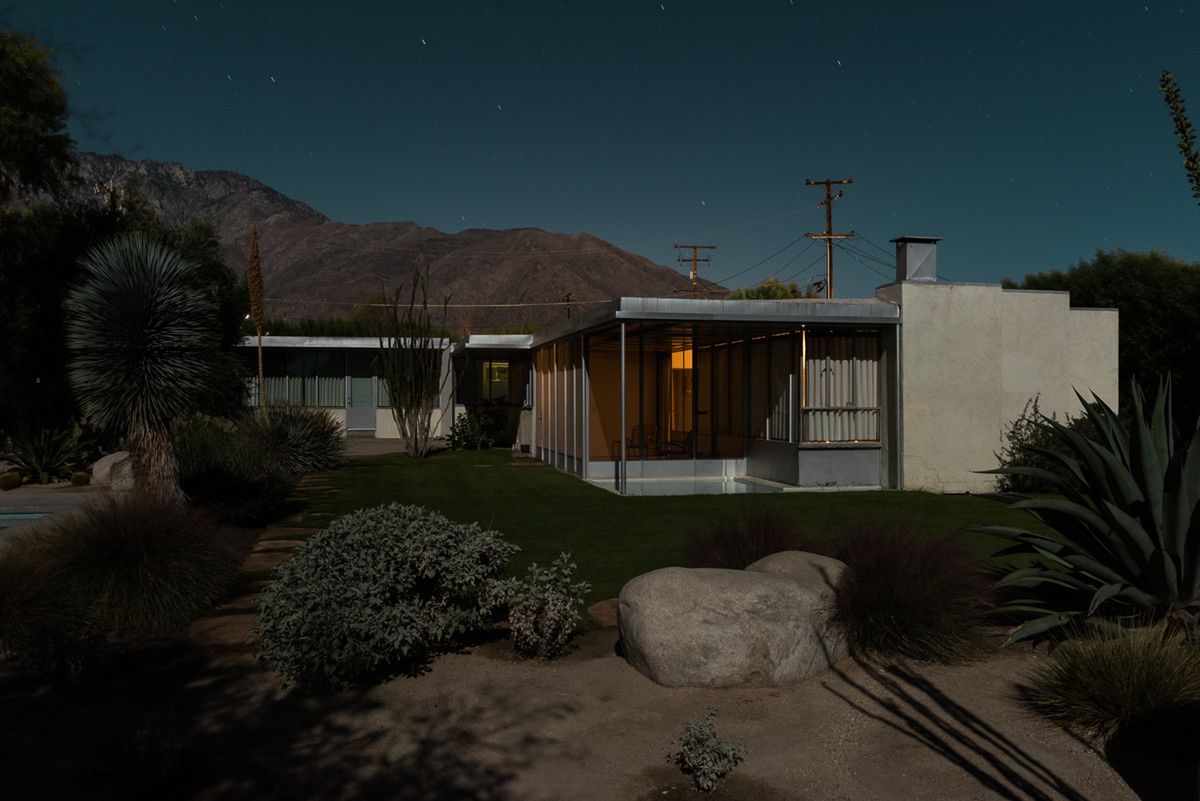 Tom Blachford to australijski fotograf, który postanowił wykonać zdjęcia w Palm Springs w inny sposób. Jak sam pisze “Palm Sprongs jest obecne na ogromnej liczbie zdjęć, jednak prawie zawsze w pełnym słońcu.” Jego cykl “Midnight modern” to modernistyczne domy sfotografowane tylko przy świetle księżyca.