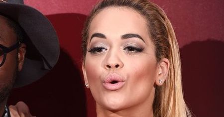 Rita Ora o włos od wpadki!