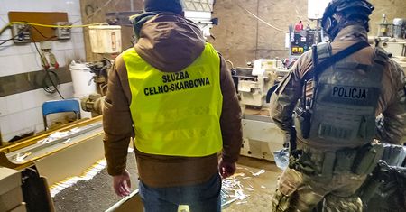 Służby zlikwidowały fabrykę nielegalnych papierosów. Zatrzymano 11 osób.