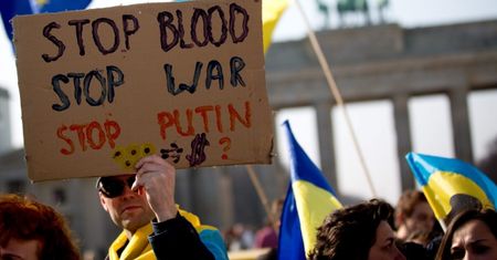 Łańcuch ludzki w Berlinie na znak solidarności z Ukrainą