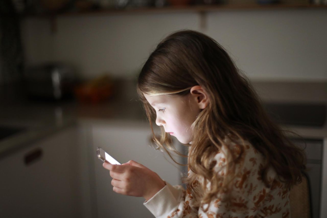 Wystarczą 3 minuty. Tak TikTok zagraża dzieciom