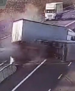 Złapał gumę na autostradzie. Koszmarny moment wypadku zarejestrowała kamera