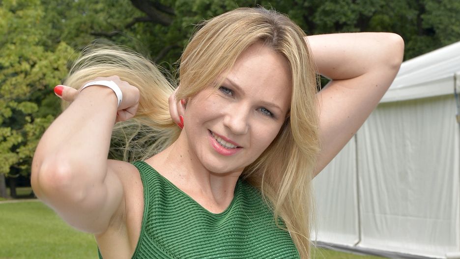 scena z: Anna Guzik, SK:, , fot. Baranowski/AKPAjesienna ramówka TVN, sukienka krótka, sukienka rozkloszowana, sukienka zielona, TVN, Anna Guzik