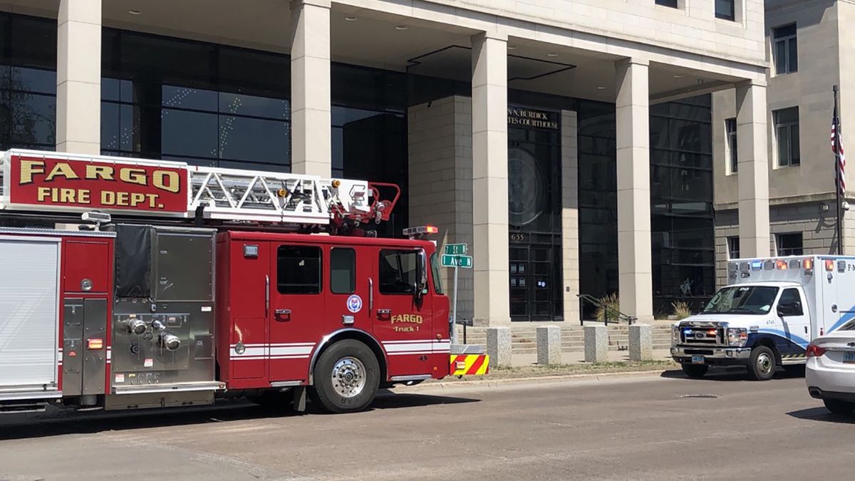 Skazany podciął sobie gardło na sali sądowej. Krzyczał, że nie może oddychać
