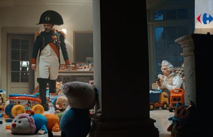 Napoleon, jego lokaj i sterta zabawek w kampanii Carrefour na Dzień Dziecka (wideo)