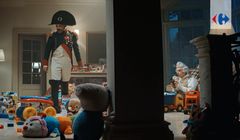 Napoleon, jego lokaj i sterta zabawek w kampanii Carrefour na Dzień Dziecka (wideo)