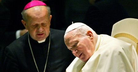Jestem bardzo w rękach Bożych: Dlaczego kardynał Dziwisz sprzeciwił się ostatniej woli Jana Pawła II?