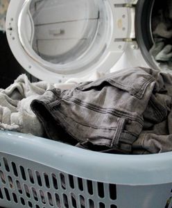 Ten trik uratuje stare ubrania. Przed praniem użyj piwa