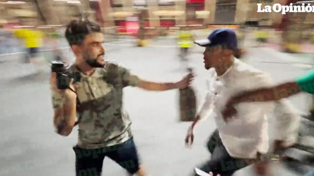 Twitter / La Opinion / Na zdjęciu: Samuel Eto'o i fan prowokujący byłego piłkarza