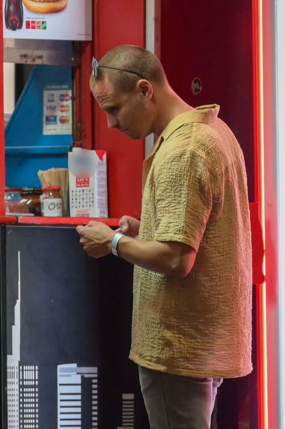 Marcin Hakiel szaleje na imprezie i kupuje zapiekankę