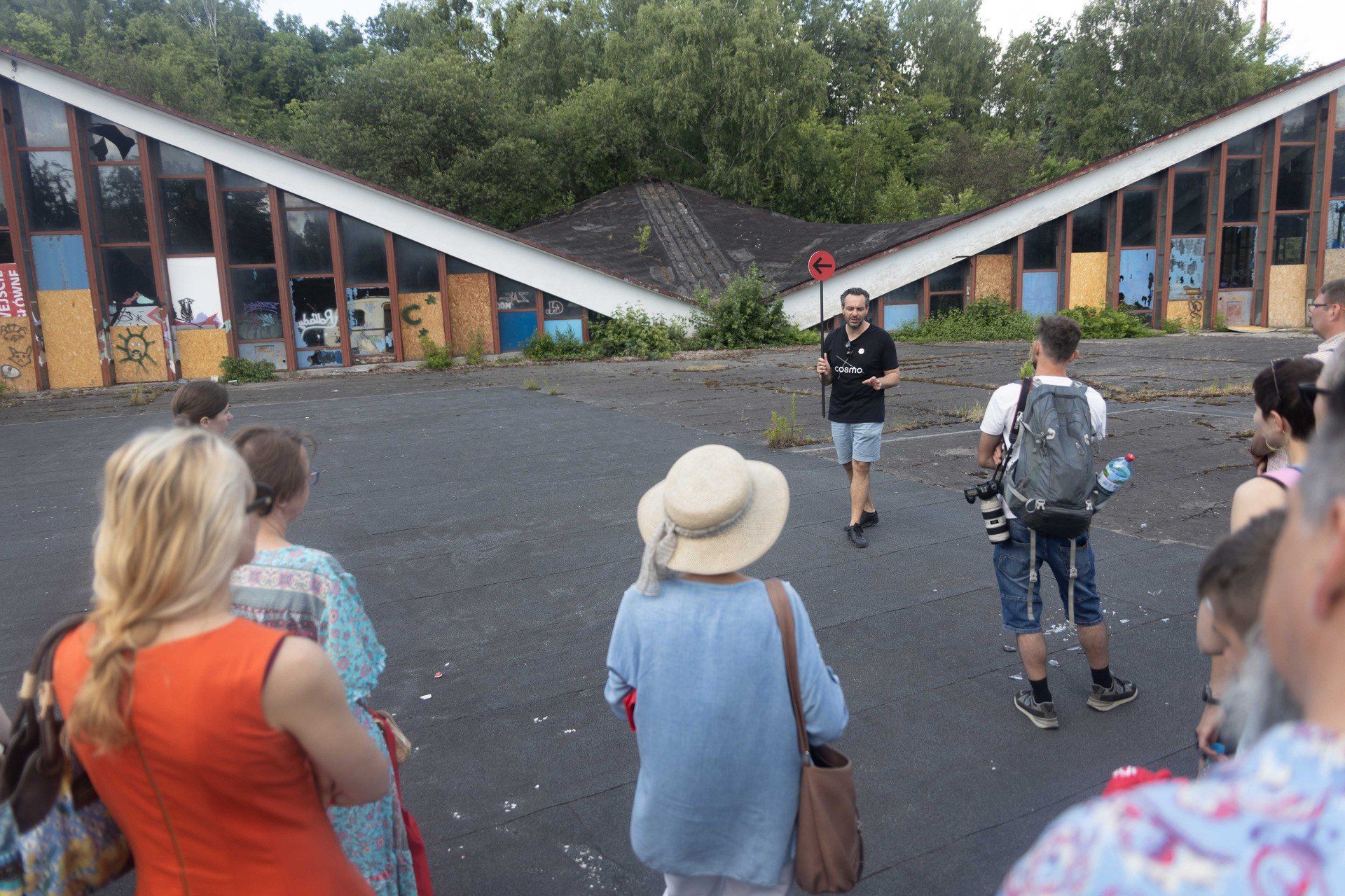 Wycieczka Dziennika Zachodniego &#34;Kosmiczny Pawilon C-G&#34;
organizowana w ramach festiwalu &#34;Kierunek GZM&#34;. Przewodnikiem był znany architekt, Maciej Franta