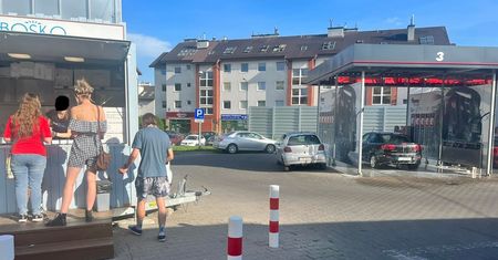 Myjnie samochodowe pod oknami. Mieszkaniec skarży się na hałas i opary