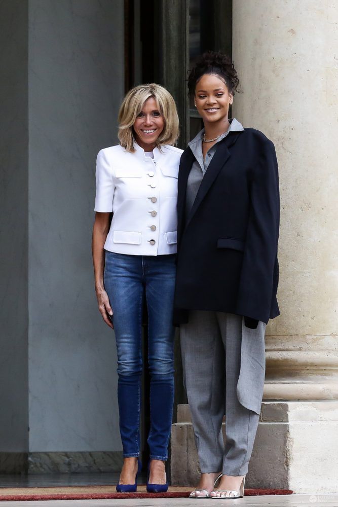 Rihanna spotkała się z Emmanuelem i Brigitte Macron.