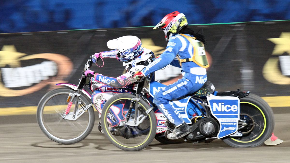 Newspix / Paweł Wilczyński / Na zdjęciu: Grigorij Łaguta i skuteczny atak na Antonio Lindbaecka