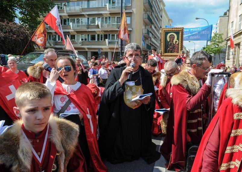"Chrystus królem Polski". Ks. Natanek poprowadził marsz ulicami stolicy
