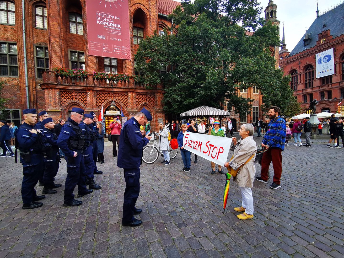 Kontrmanifestanci byli otoczeni przez policjantów