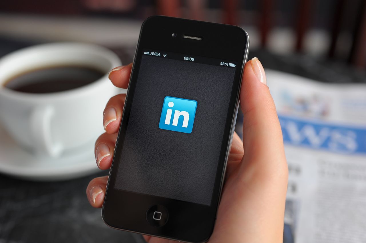 LinkedIn ma dość treści generowanych przez AI. Dodaje nowy przycisk