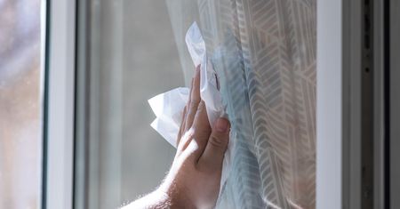 Zamocz w niej papier i przetrzyj okna. Będą lśnić