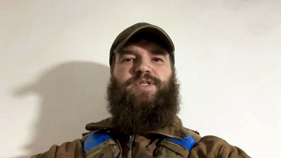 Ukraina - archThis undated and unlocated video grab taken from handout footage released on May 5, 2022, on the Azov telegram channel shows Ukrainian commander Svyatoslav Palamar speaking facing the camera. Russia "violated" a truce it had promised at the Azovstal plant in Mariupol, Ukrainian commander Svyatoslav Palamar says in a video posted on Telegram, adding that Russians "broke into the territory of the plant three days ago". - The Russian army had on May 4, 2022 announced a three-day ceasefire at the Azovstal plant, saying it would allow civilians to leave, with the Kremlin claiming earlier on Thursday that humanitarian corridors were "functioning." (Photo by Azov telegram channel / AFP) / RESTRICTED TO EDITORIAL USE - MANDATORY CREDIT "AFP PHOTO / AZOV TELEGRAM CHANNEL " - NO MARKETING NO ADVERTISING CAMPAIGNS - DISTRIBUTED AS A SERVICE TO CLIENTS-