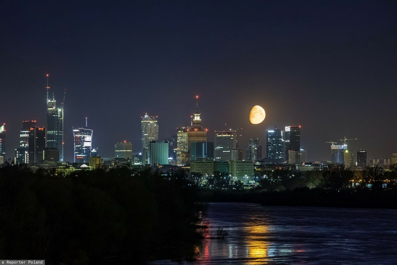 Nad Warszawą nocą pojawiły się tajemnicze światła 