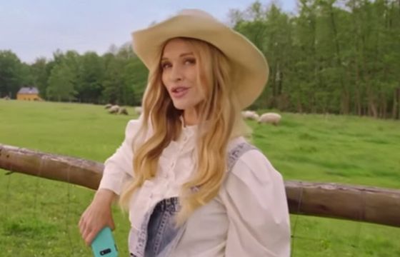 Joanna Krupa reklamuje oferty noclegów na OLX