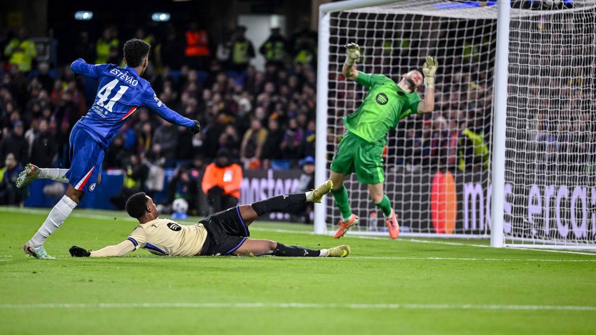 Getty Images / DeFodi Images / Estevao pokonuje Garcię