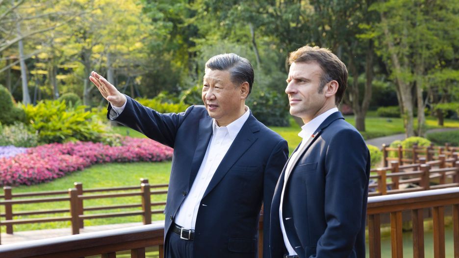 French President Emmanuel Macron visits China
epa10564460 Chinese President Xi Jinping (L) and French President Emmanuel Macron (R) chat during a stroll through the Pine Garden in Guangzhou, Guangdong Province, China, 07 April 2023 (issued 08 April 2023).  EPA/XINHUA / Huang Jingwen CHINA OUT / MANDATORY CREDIT  EDITORIAL USE ONLY 
Dostawca: PAP/EPA.
XINHUA / Huang Jingwen