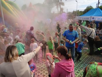 Festyn rodzinny w przedszkolu w Gomunicach, a na finał proszki holi. Było kolorowo