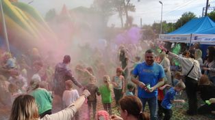 Festyn rodzinny w przedszkolu w Gomunicach, a na finał proszki holi. Było kolorowo
