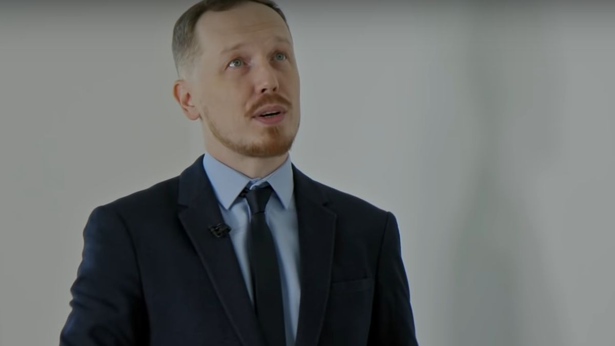 Stand-uper Antoni Syrek-Dąbrowski wyśmiewa standardy mieszkaniowe w filmie "Sztuka Patodeweloperki"