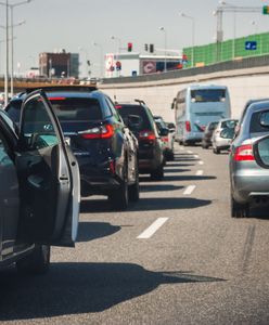 Warszawa. Zderzenie bmw z busem i z pojazdem ciężarowym. Utrudnienia drogowe