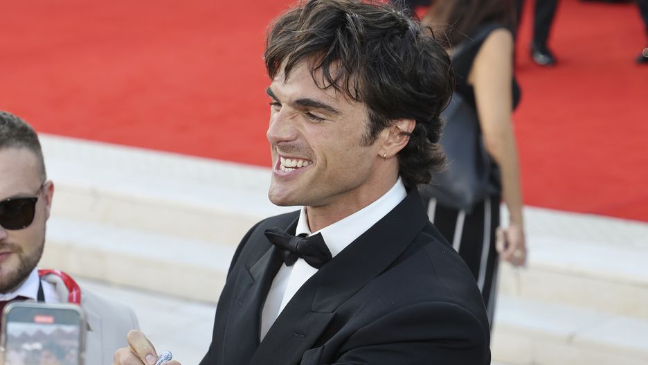 "Frankenstein" Red Carpet - The 82nd Venice International Film FestivalVENICE, ITALY - AUGUST 30: Jacob Elordi signs autographs as he attends the "Frankenstein" red carpet during the 82nd Venice International Film Festival on August 30, 2025 in Venice, Italy. (Photo by Annalisa Ranzoni/Getty Images)Annalisa Ranzoni