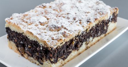 Makowiec na kruchym cieście smakuje każdemu. Nie pozostaje po nim ani okruszek